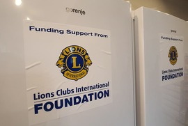 Na zdjęciu przedstawione są lodówki informujące o wsparciu Lions Club International (photo)