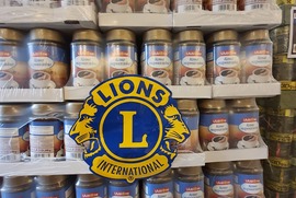 Na zdjęciu znajdują się produkty żywnościowe - kawa. Na nich znajduje się logo Lions Club International (photo)
