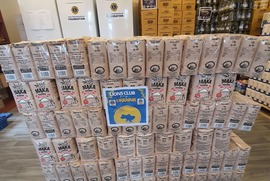 Na zdjęciu znajdują się produkty żywnościowe - mąka. Na nich znajduje się plakat informujący o pomocy Ukrainie (photo)