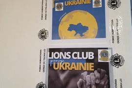 Zdjęcie przedstawia przyklejone plakaty informujące, że Lions Club pomaga Ukrainie. (photo)