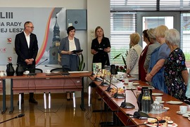 Zdjęcie przedstawia przedstawicieli Urzędu Miasta Leszna oraz członków LRS stojących przy stołach. (photo)