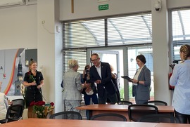 Zdjęcie przedstawia Prezydenta Miasta Leszna wręczającego dokument członkini LRS oraz kilku pozostałych uczestników posiedzenia.  (photo)