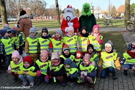 Ubieranie Miejskiej Choinki dnia 3 grudnia 2021 r. z leszczyńskimi Organizacjami Pozarządowymi. (photo)