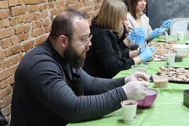 Zdobienie pierników w Stowarzyszeniu Leszczyński Bank Żywności  (photo)