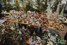 Zdjęcie przedstawia stoisko wystawiennicze z stroikami świątecznymi (photo)