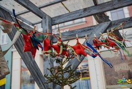 Zdjęcie przedstawia zawieszone na sznurku ozdoby świąteczne (photo)