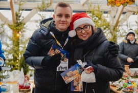 Zdjęcie przedstawia kobietę i mężczyznę trzymających świąteczne kartki (photo)