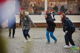Zdjęcie przedstawia grupę tańczących ludzi na tle ogródka wiedeńskiego (photo)