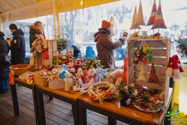 Zdjęcie przedstawia stoisko wystawiennicze z ozdobami świątecznymi (photo)