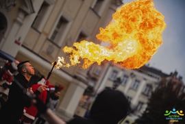 Zdjęcie przedstawia mężczyznę plującego ogniem (photo)