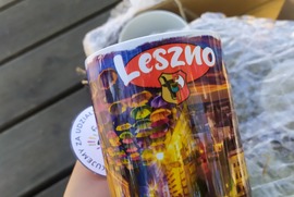 Zdjęcie przedstawia jedną z nagród w miejskiej grze szpiegowskiej. Na kubku znajduje się napis Leszno oraz zdjęcie ulicy Słowiańskiej. (photo)