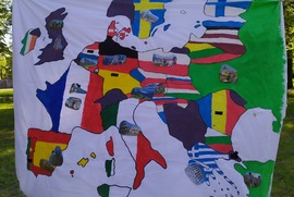 Zdjęcie przedstawia namalowaną na materiale mapę Europy (photo)