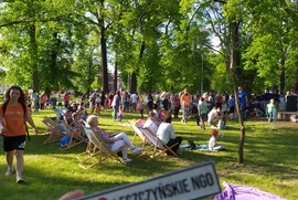 Na pierwszym planie widać tabliczkę I love leszczyńskie NGO. W tle widać ludzi uczestniczących w Dniu Europy. (photo)