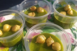 Zdjęcie przedstawia mini porcje zielonej zupy podanej z groszkiem (photo)