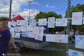 Zdjęcie przedstawia wystawę rysunków wykonanych przez uczestników Miejskiego Dnia Dziecka. (photo)