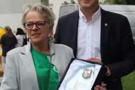 Zdjęcie przedstawia Panią Prezes pozującą z Prezydentem Miasta Leszna. (photo)