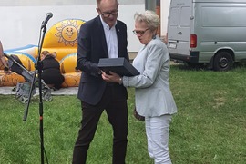 Zdjęcie przedstawia Prezydenta Miasta Leszna, który gratuluje Prezes Stowarzyszenia. Wręcza jej również grawerton. (photo)