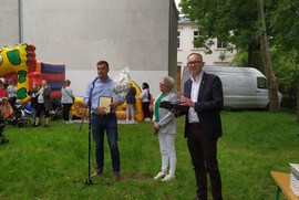 Zdjęcie przedstawia przemawiającego posła na Sejm, obok niego stoi Pani Prezes, a po prawej stronie Prezydent Miasta Leszna. (photo)