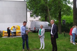 Zdjęcie przedstawia przemawiającego posła na Sejm, obok niego stoi Pani Prezes, a po prawej stronie Prezydent Miasta Leszna. (photo)