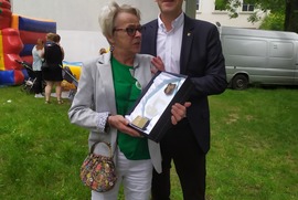 Zdjęcie przedstawia Panią Prezes pozującą z Prezydentem Miasta Leszna. (photo)