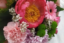 Zdjęcie przedstawia bukiet kwiatów. Kwiaty utrzymane są w różowej tonacji. (photo)