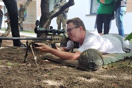 Źródło Profil Facebook Wojskowe Centrum Rekrutacji. Zdjęcie przedstawia leżącego mężczyznę strzelającego z karabinu. (photo)