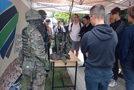 Źródło Profil Facebook Wojskowe Centrum Rekrutacji. Zdjęcie przedstawia stojących dookoła sprzętu militarnego mężczyzn (photo)