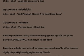 Zdjęcie przedstawia harmonogram Międzynarodowego Dnia Jogi. Plakat jest w kolorze brązowym, natomiast napisy są czarne. (photo)