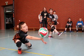 Zdjęcie przedstawia dzieci w trakcie meczu. (photo)