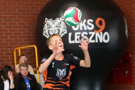 Zdjęcie przedstawia dzieci w trakcie meczu. (photo)