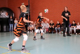 Zdjęcie przedstawia dzieci w trakcie meczu. (photo)