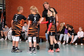 Zdjęcie przedstawia dzieci rozmawiające z trenerem, (photo)