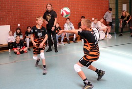 Zdjęcie przedstawia dzieci w trakcie meczu. (photo)