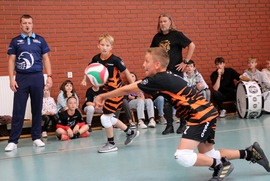 Zdjęcie przedstawia dzieci w trakcie meczu. (photo)