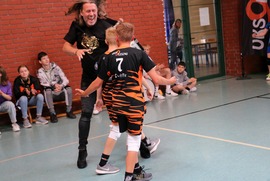 Zdjęcie przedstawia dzieci idące do trenera. Trener jest uśmiechnięty. (photo)