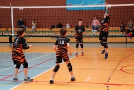 Zdjęcie przedstawia dzieci w trakcie meczu. (photo)