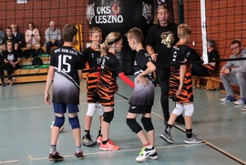Zdjęcie przedstawia dzieci w trakcie meczu. (photo)