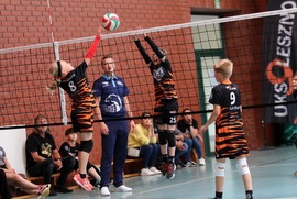 Zdjęcie przedstawia dzieci w trakcie rozgrywki (photo)