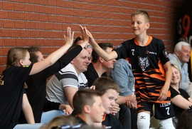 Zdjęcie przedstawia chłopca przybijającego  (photo)