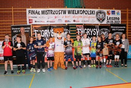 Zdjęcie przedstawia uczestników zawodów. Na środku stoi maskotka leszczyńskiej drużyny - Tygrys (photo)
