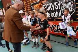 Zdjęcie przedstawia dzieci odbierające nagrody (photo)