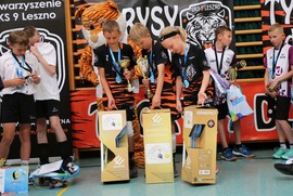 Zdjęcie przedstawia dzieci odbierające nagrody (photo)