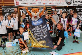 Zdjęcie przedstawia dzieci z dyplomami, trzymajace baner Mistrz wielkopolski w Minisiatkówce chłopców 2022 kat. DWÓJKI rocznik 2011. (photo)