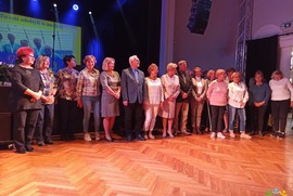 Zdjęcie przedstawia nowych słuchaczy UTW. (photo)