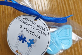 Zdjęcie przedstawia niebieskie mydło i etykietkę (photo)