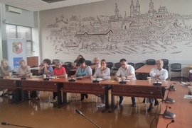 Zdjęcie przedstawia uczestników spotkania roboczego (photo)