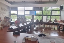Zdjęcie przedstawia uczestników spotkania roboczego (photo)