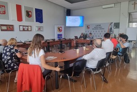 Zdjęcie przedstawia uczestników spotkania roboczego (photo)