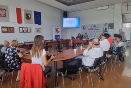 Zdjęcie przedstawia uczestników spotkania roboczego (photo)