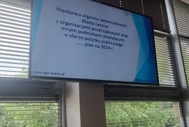 Zdjęcie przedstawia uczestników spotkania roboczego (photo)